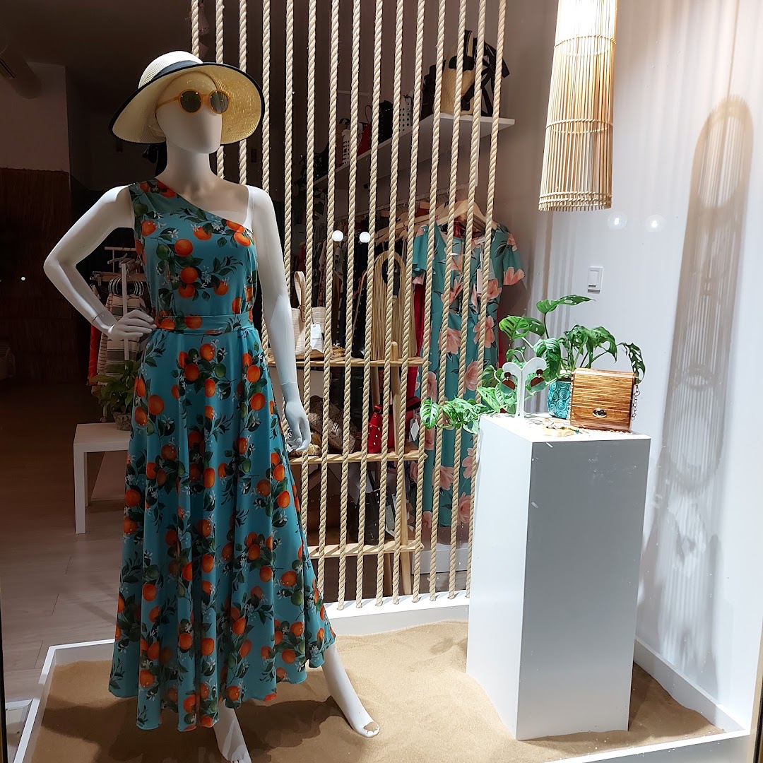 Tucan Boutique: attractive shop window display