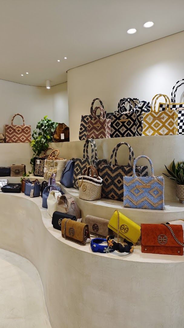Tucan Boutique: clear display of shop products