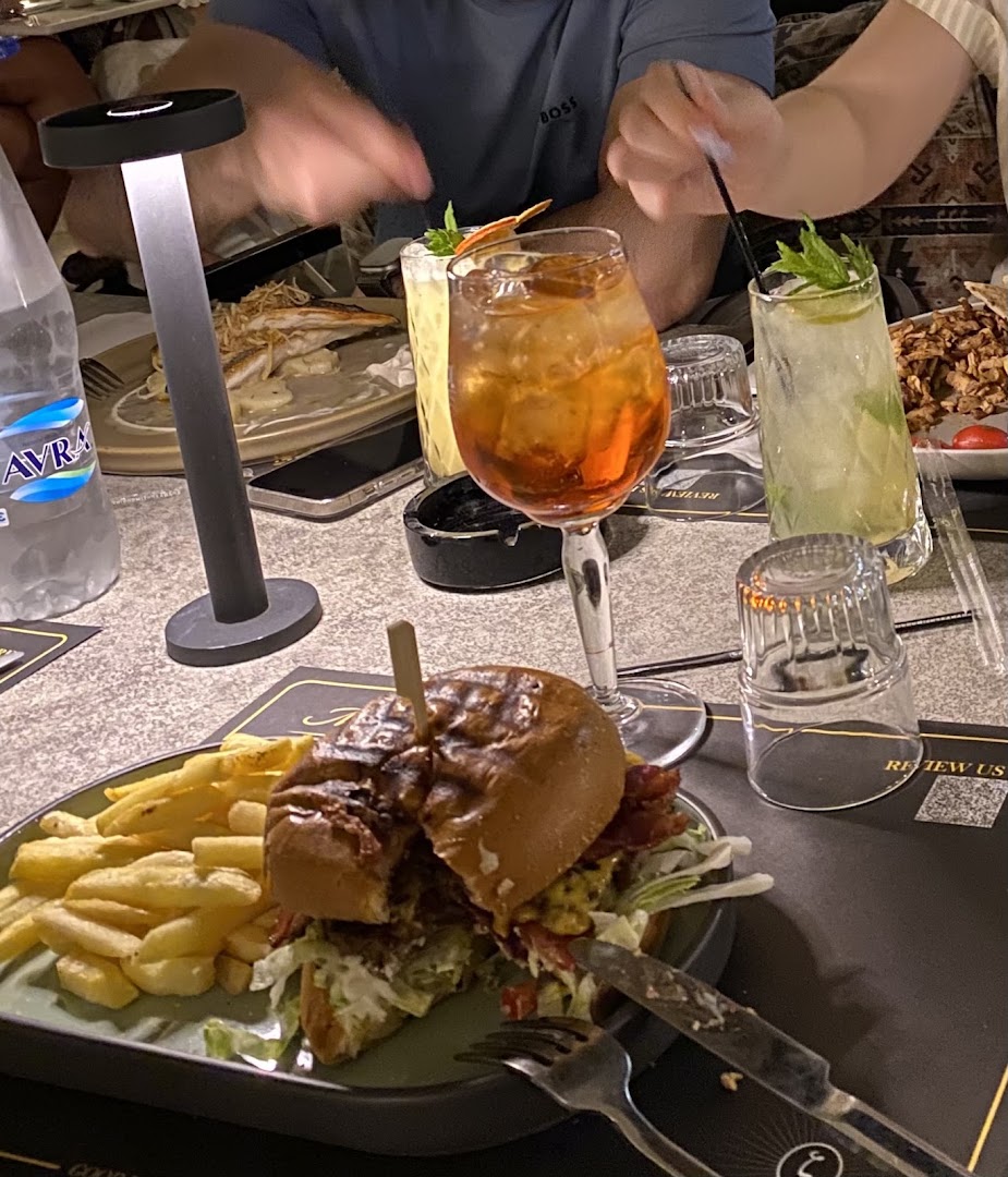 Meraki Kitchen Bar: appetizing food and drink presentation