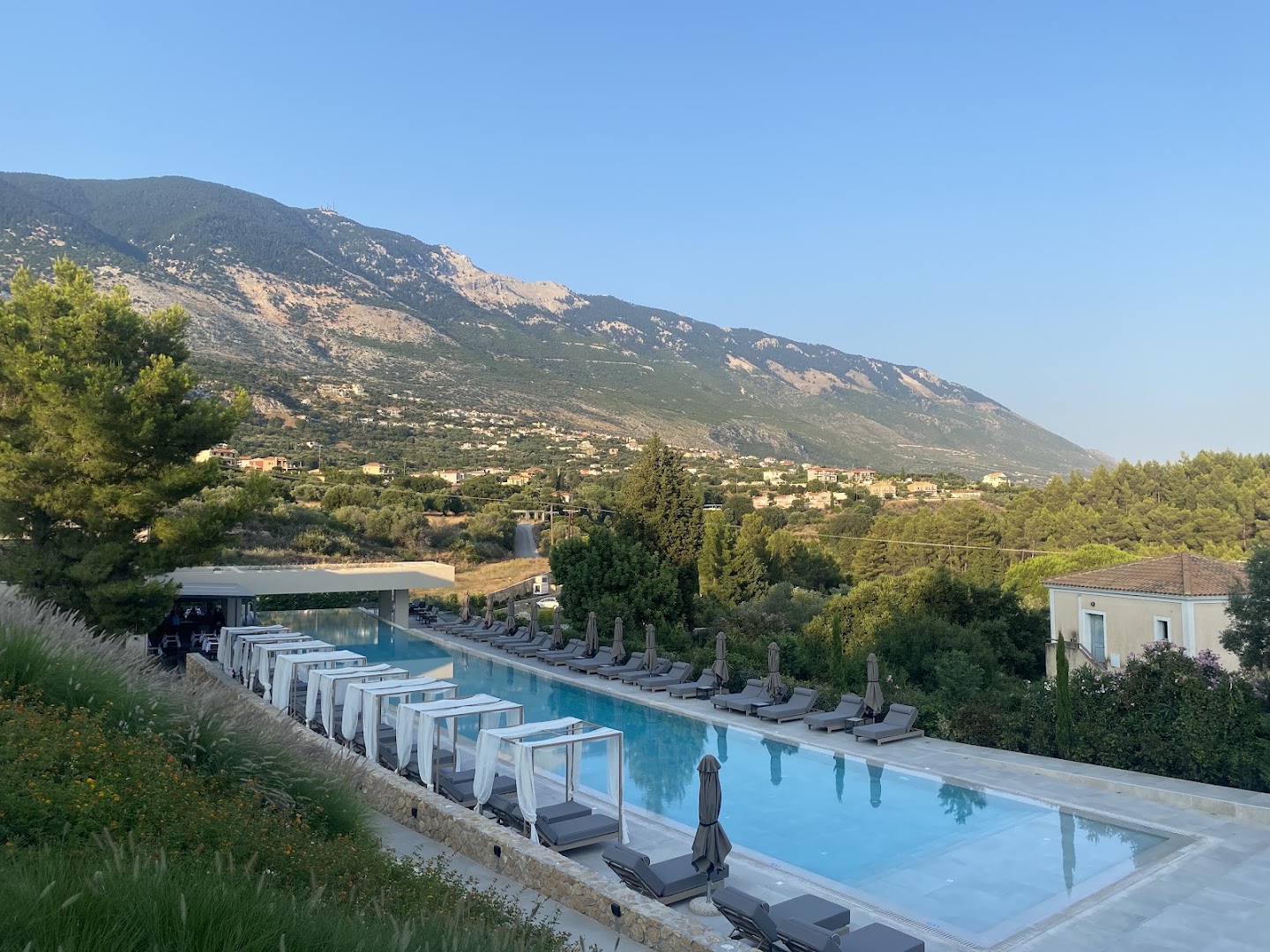 Celestial All Suites: beautiful pool and mountain view