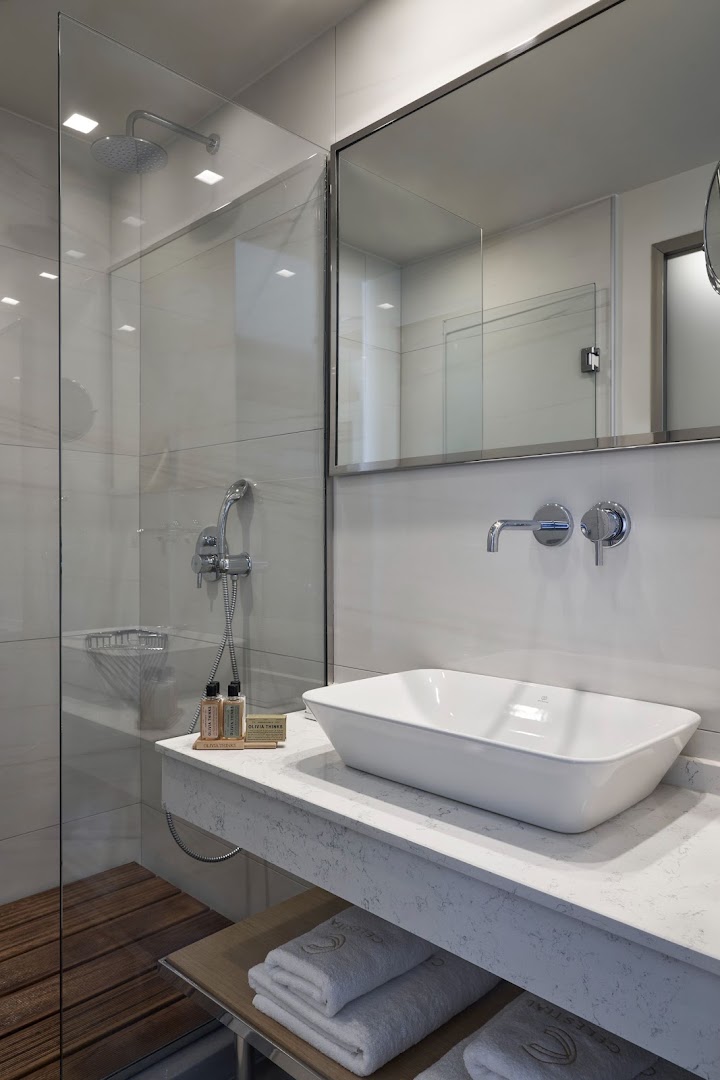 Celestial All Suites: high quality hotel bathroom photo