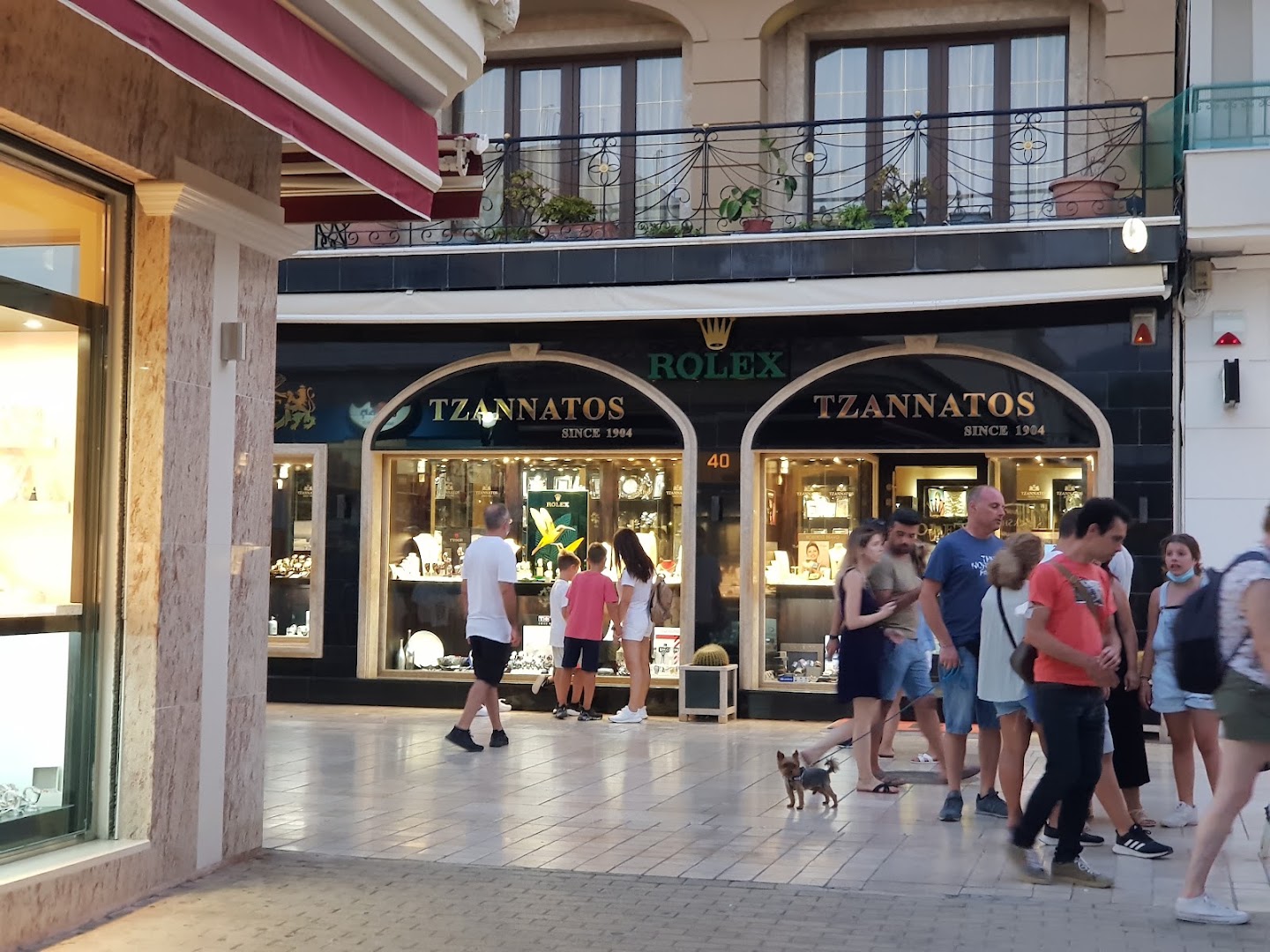 Tzannatos Jewellers: clear storefront view of shop