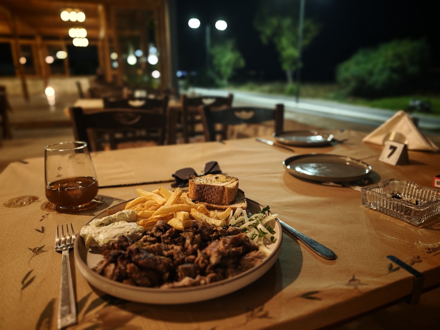 Petra Greek Grill Restaurant: appetizing food photo with atmosphere