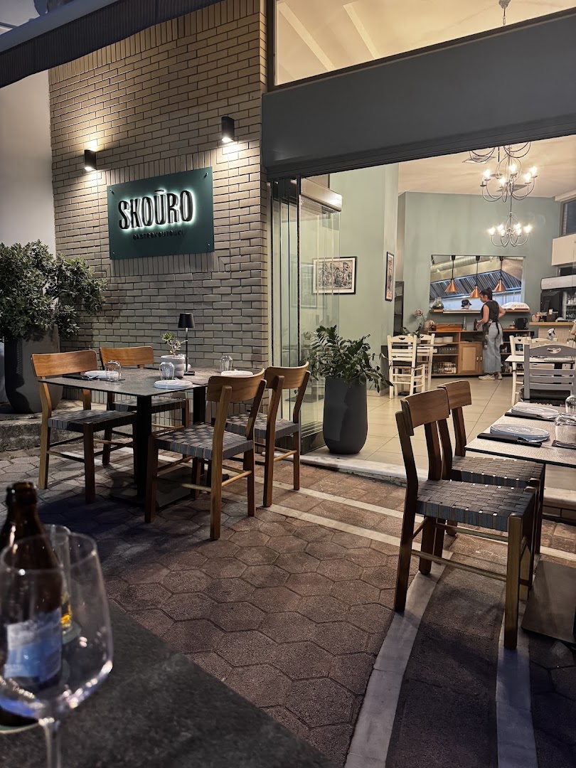 SkouRo Gastrokoutouki: inviting and professional restaurant atmosphere