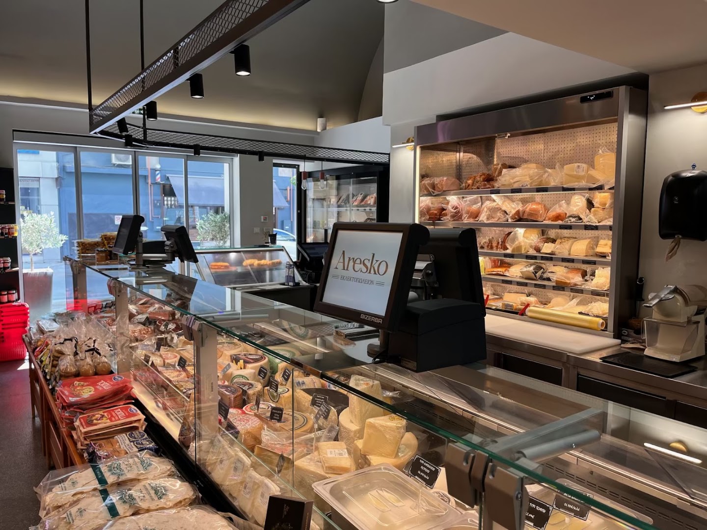 Aresko: clear, professional shop interior photo