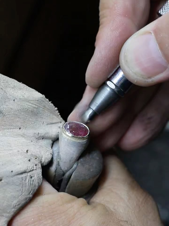 Karyotis Gold: professional shot of jewelry craftsmanship