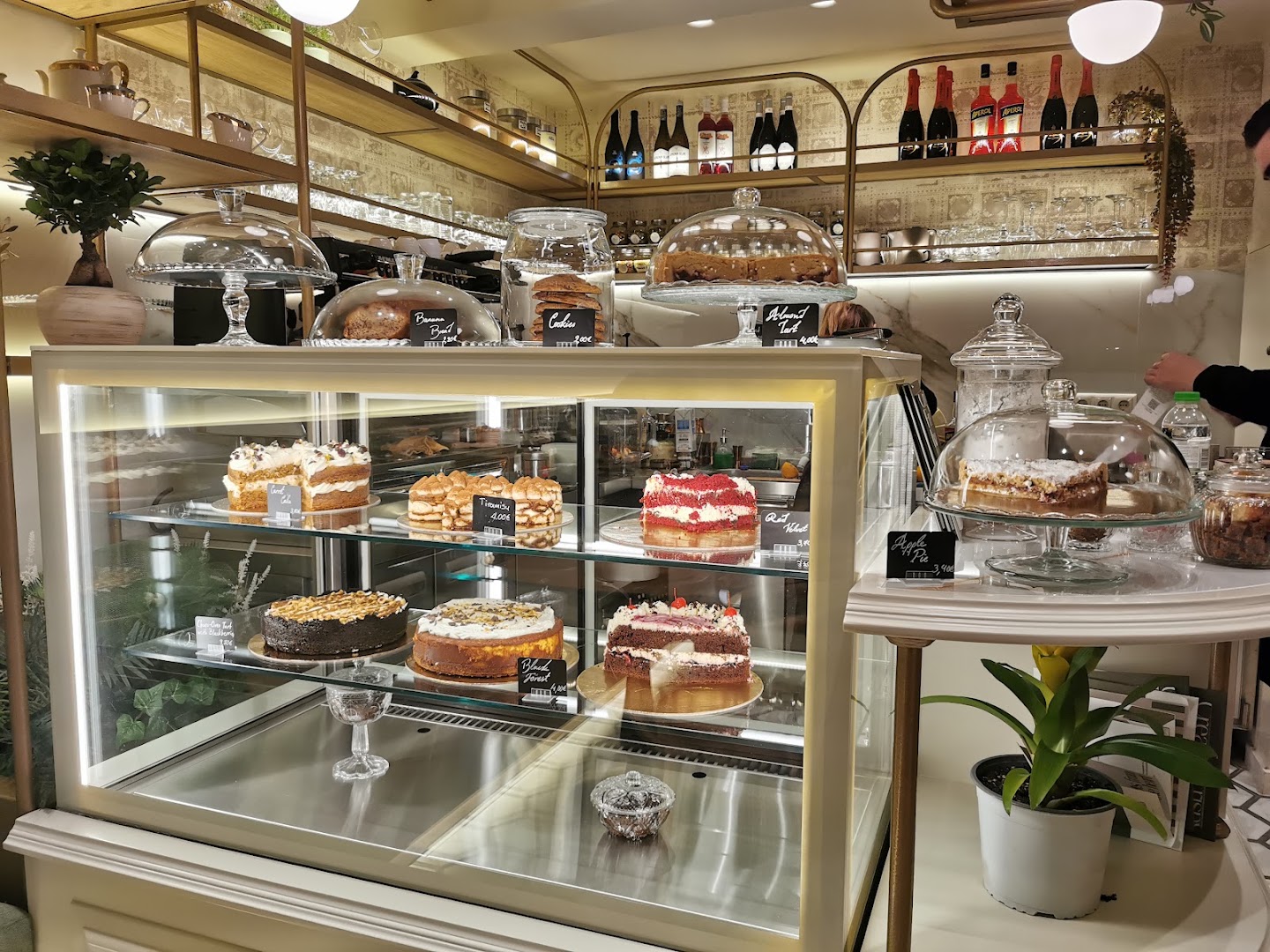 Maison du Brunch: appetizing display of fresh pastries