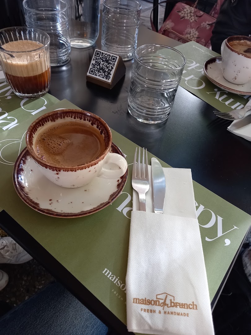 Maison du Brunch: appetizing brunch setting and branding