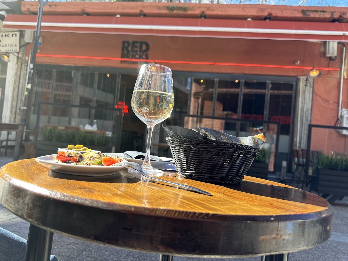 Red Bricks Kitchen Pub: inviting outdoor dining atmosphere
