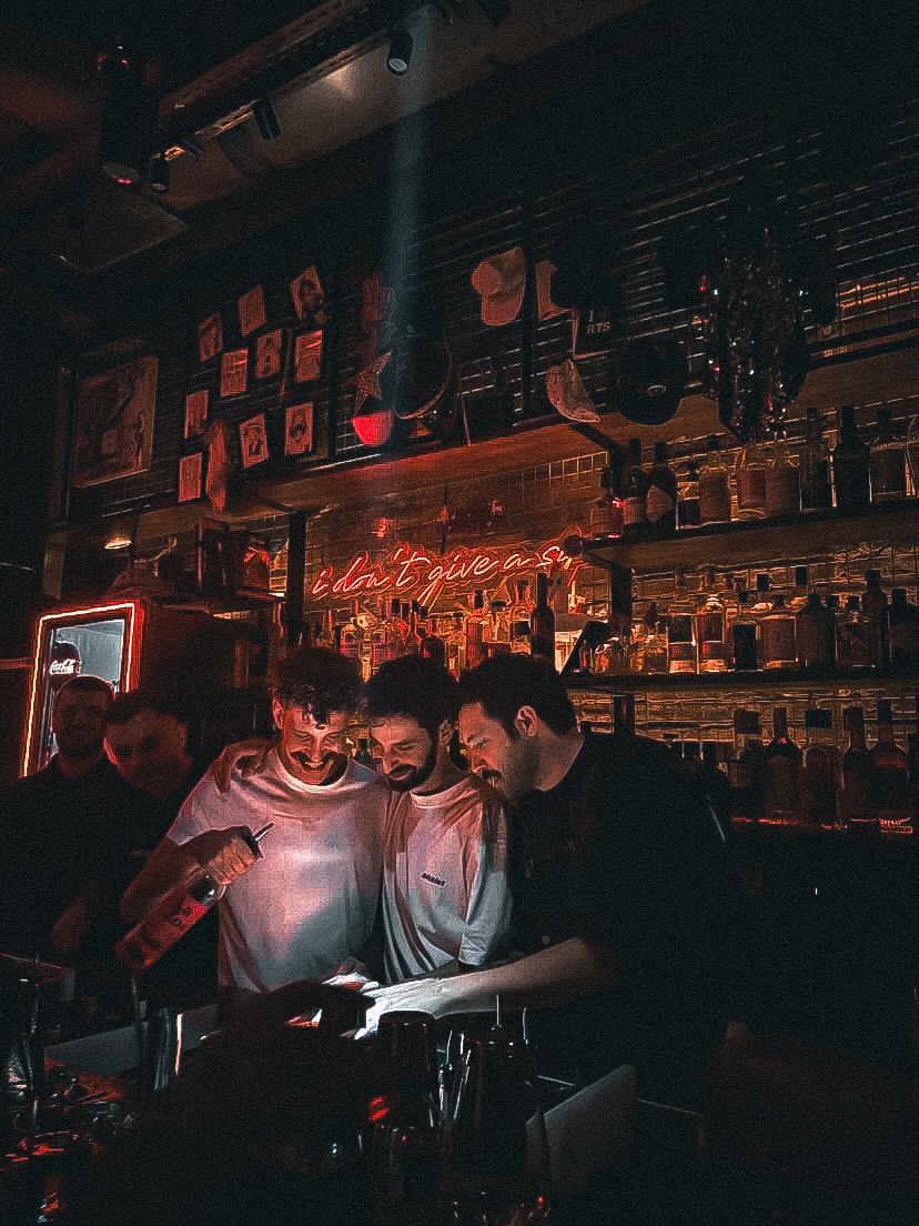 Sips and Sins: authentic bar atmosphere well