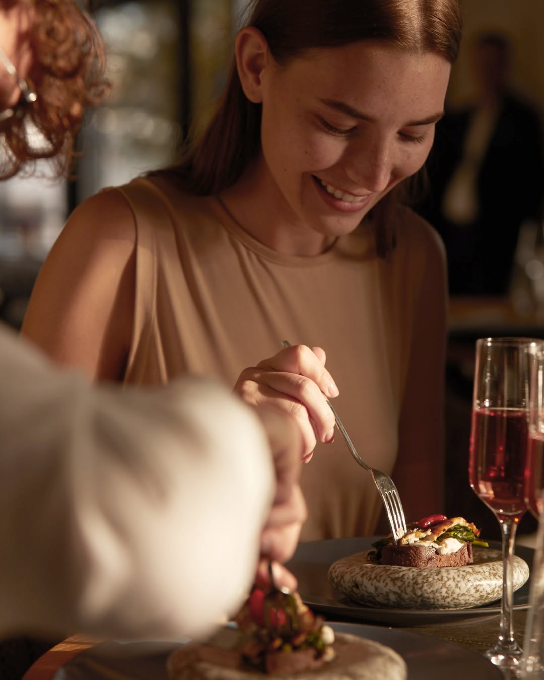 Apanemi: high quality, professional dining atmosphere