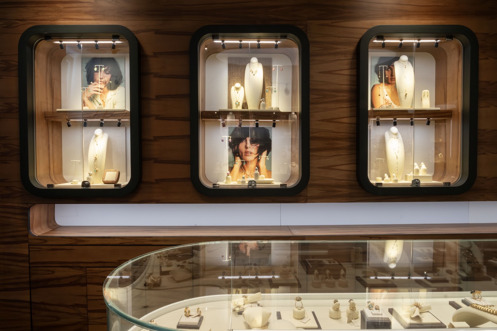 Nanis Boutique Mykonos: professional display of shop products
