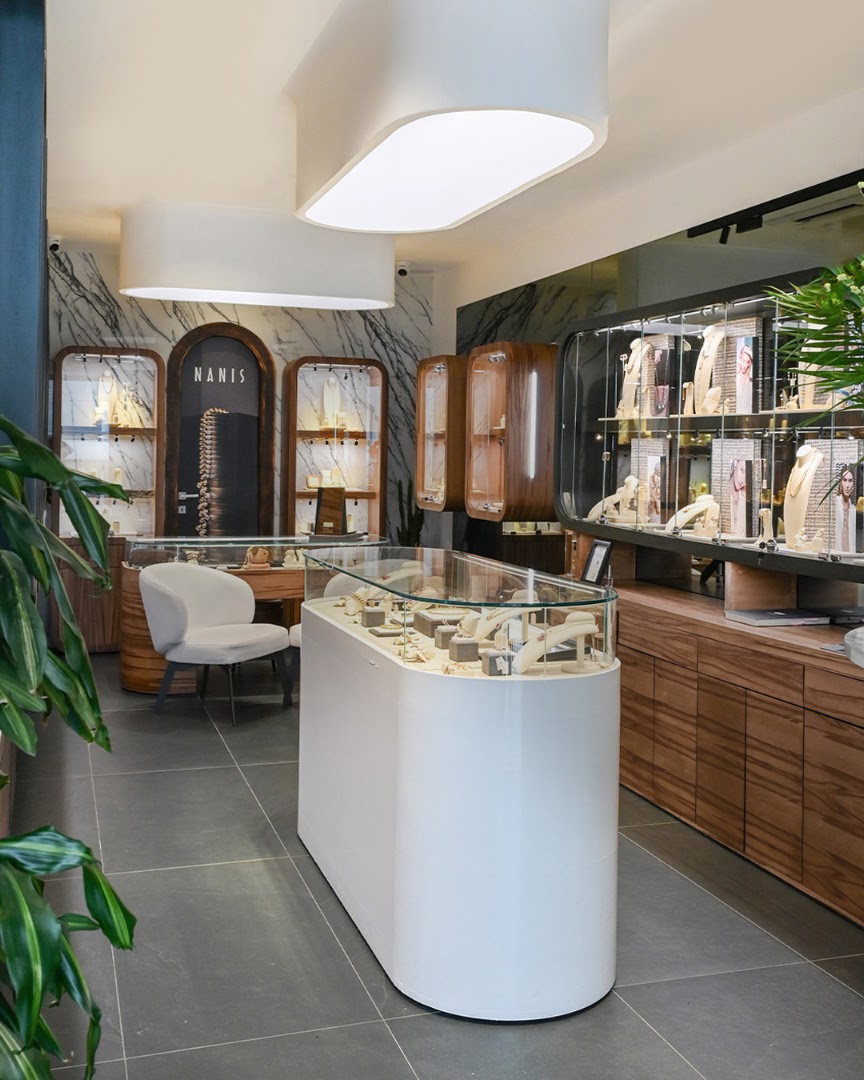 Nanis Boutique Mykonos: professional interior shop display photo