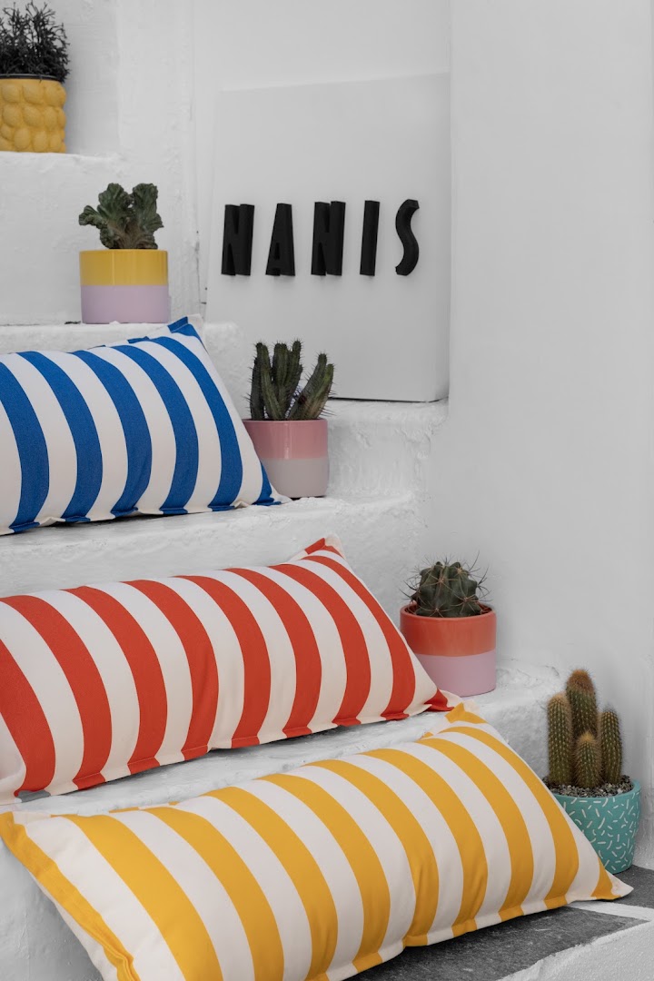 Nanis Boutique Mykonos: attractive product display and branding