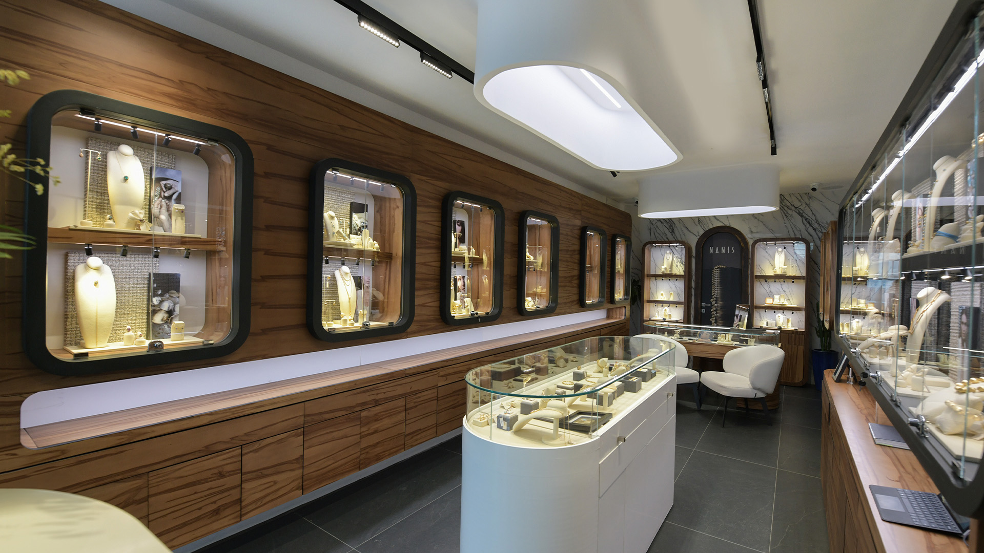 Nanis Boutique Mykonos: professional interior shop display photo