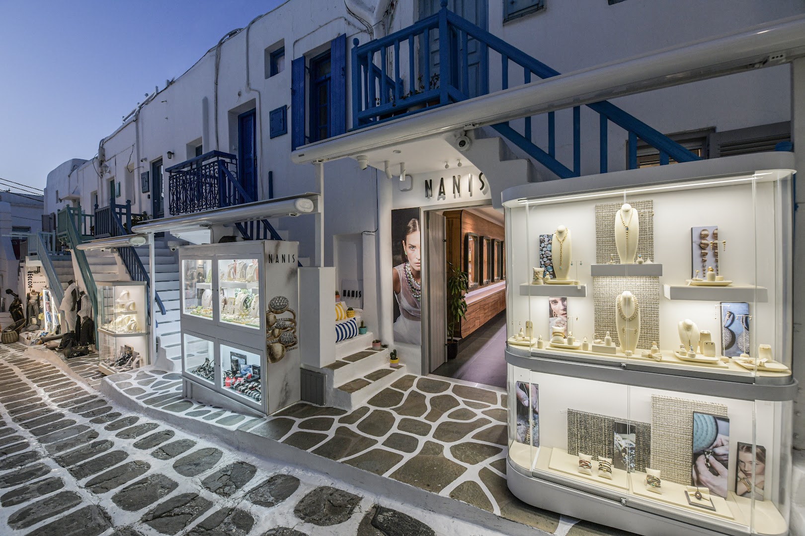 Nanis Boutique Mykonos: professional storefront and product display