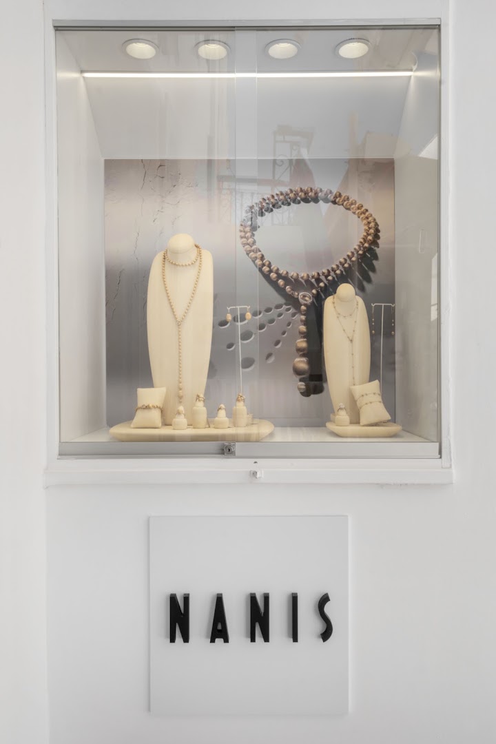 Nanis Boutique Mykonos: clear, professional shop display photo