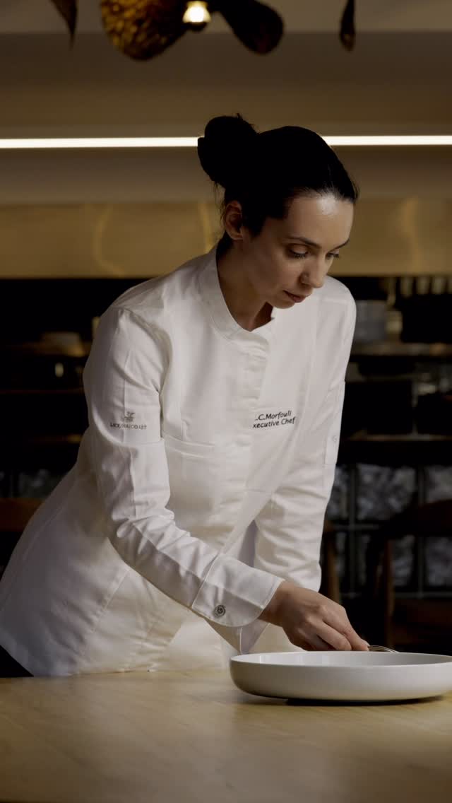 Tâma: professional photo of chef plating