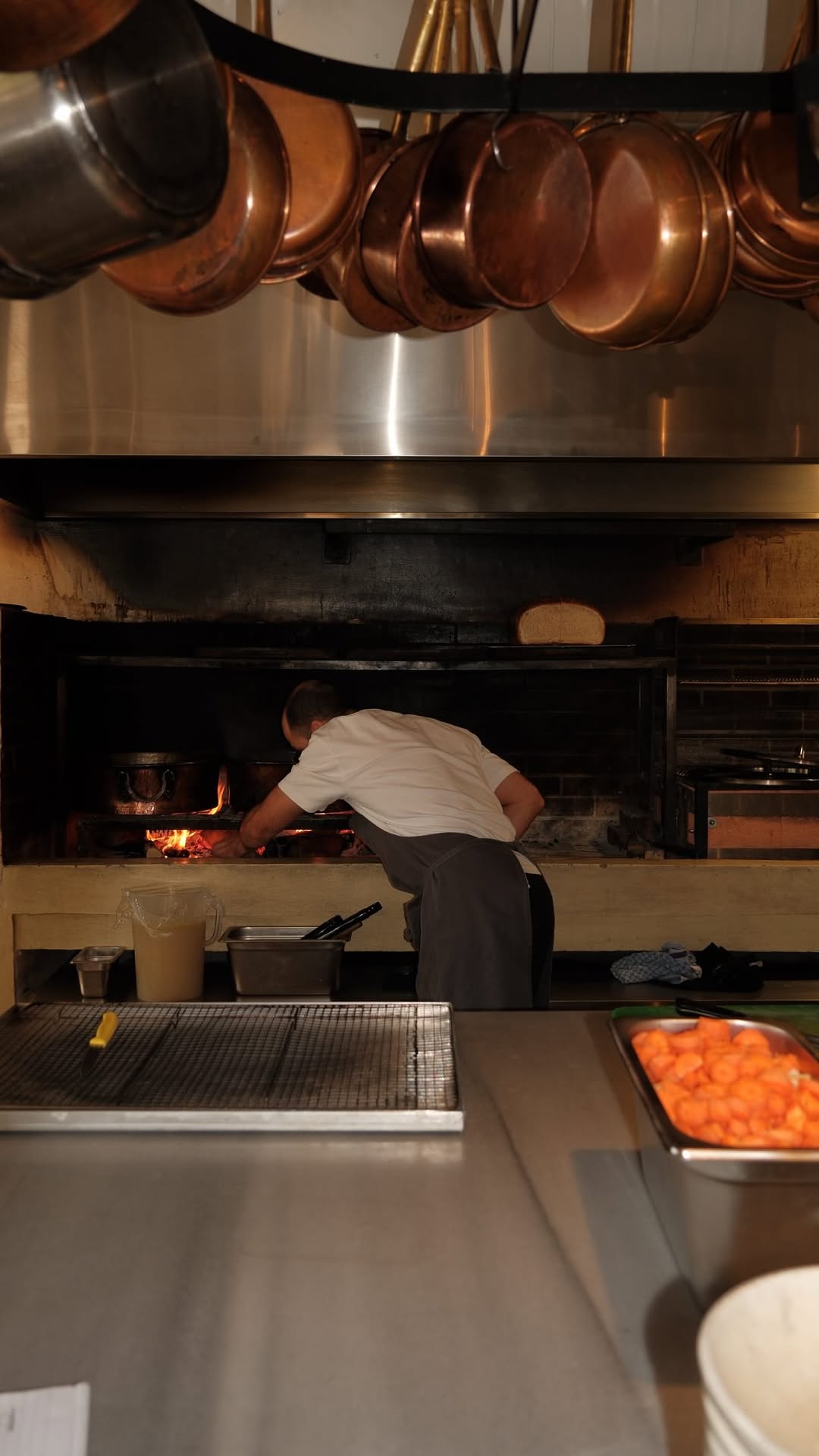 Rema Floga: professional kitchen atmosphere and action