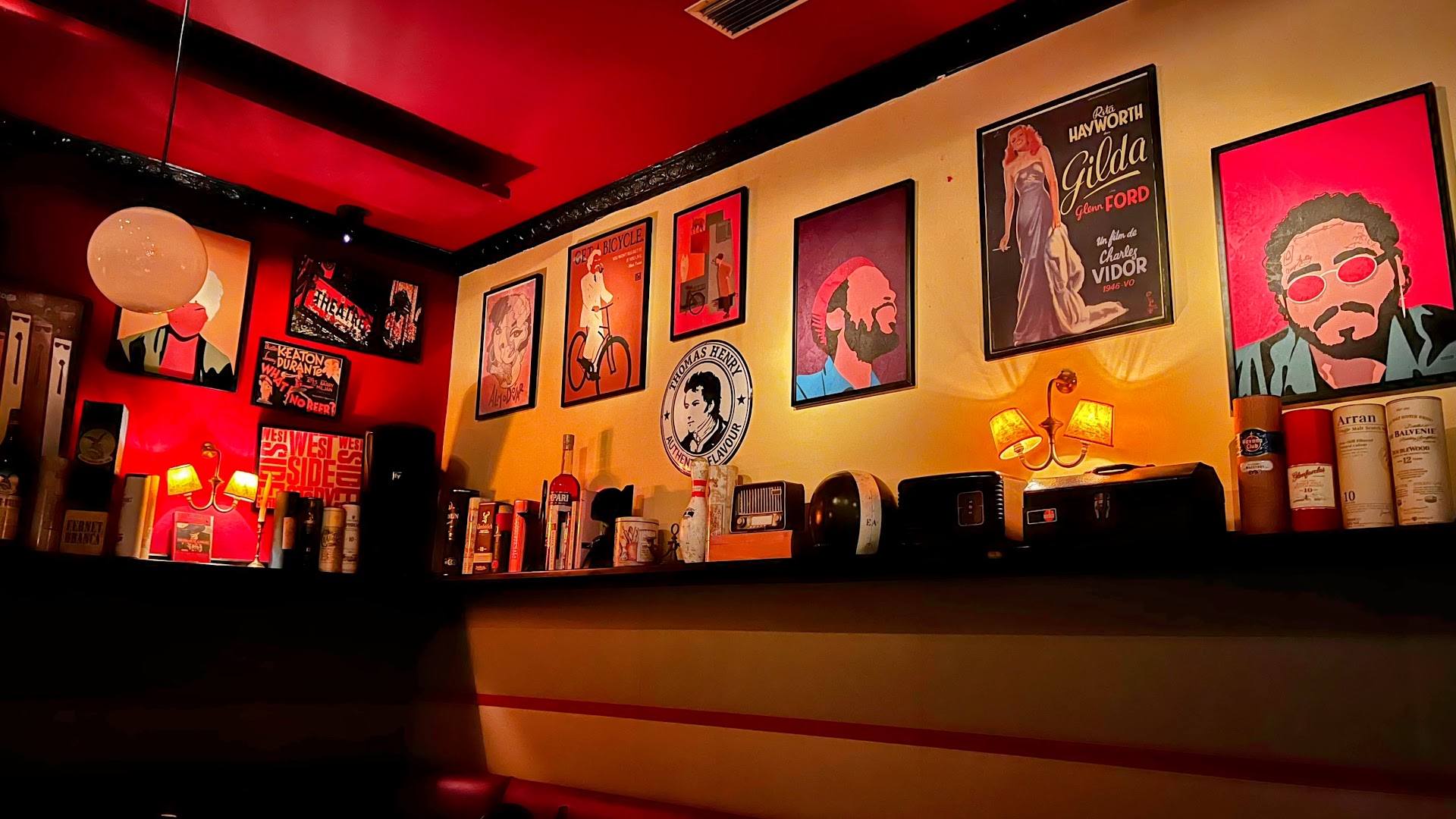 Bocas: appealing bar interior atmosphere