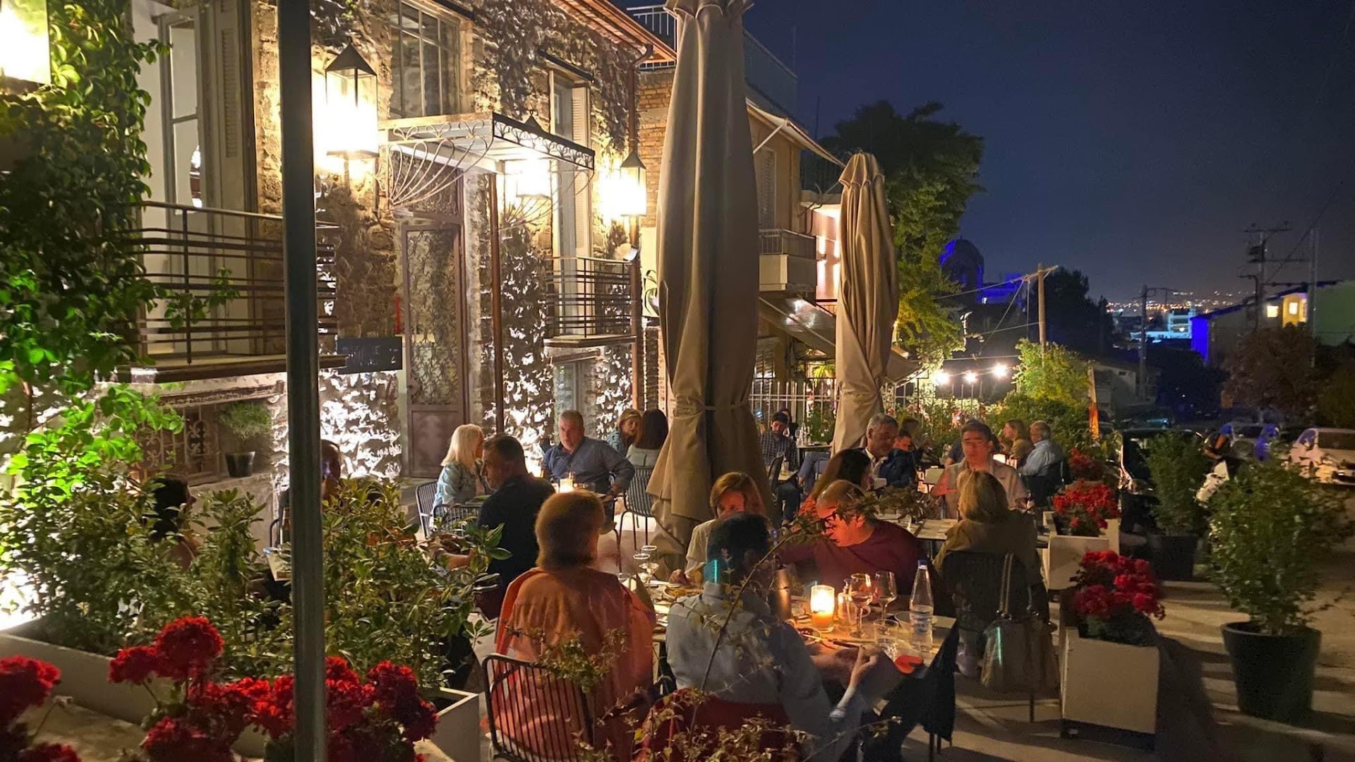 Dexamenes 22: inviting atmosphere of the terrace