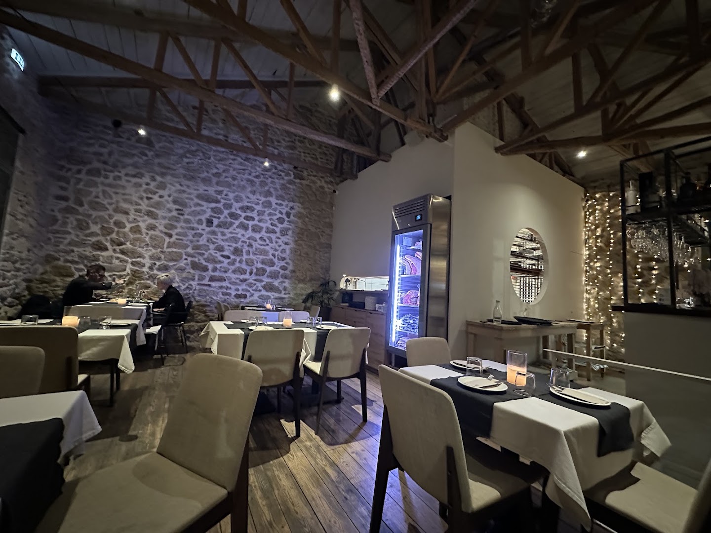 Dexamenes 22: inviting restaurant interior atmosphere