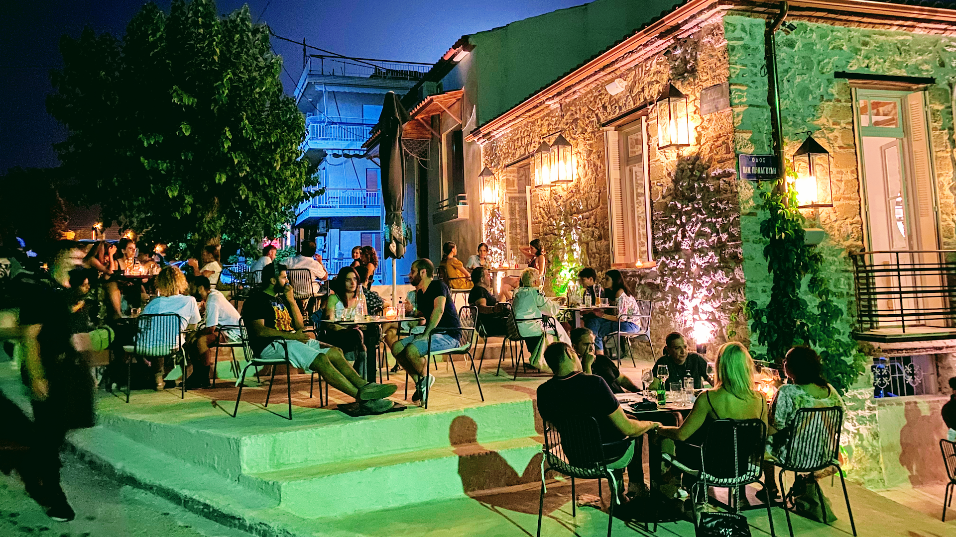 Dexamenes 22: inviting atmosphere of the terrace