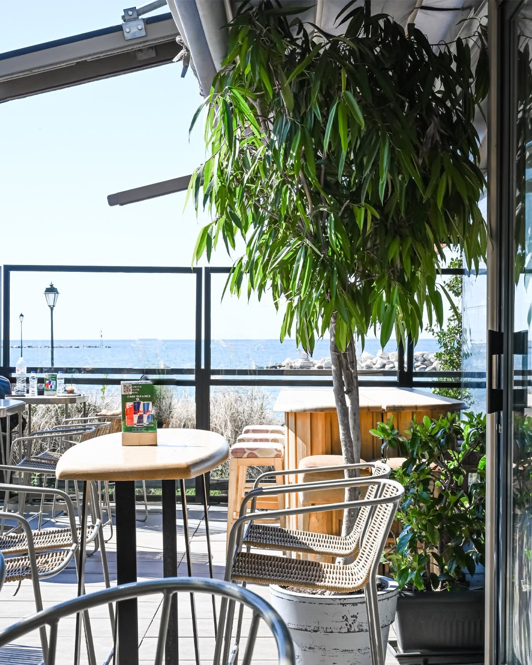 Dose Coffee & Drinks: attractive terrace with sea view
