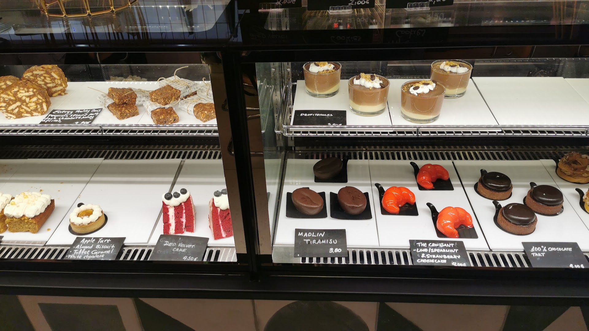 Madlin Bakery: clear display of bakery products