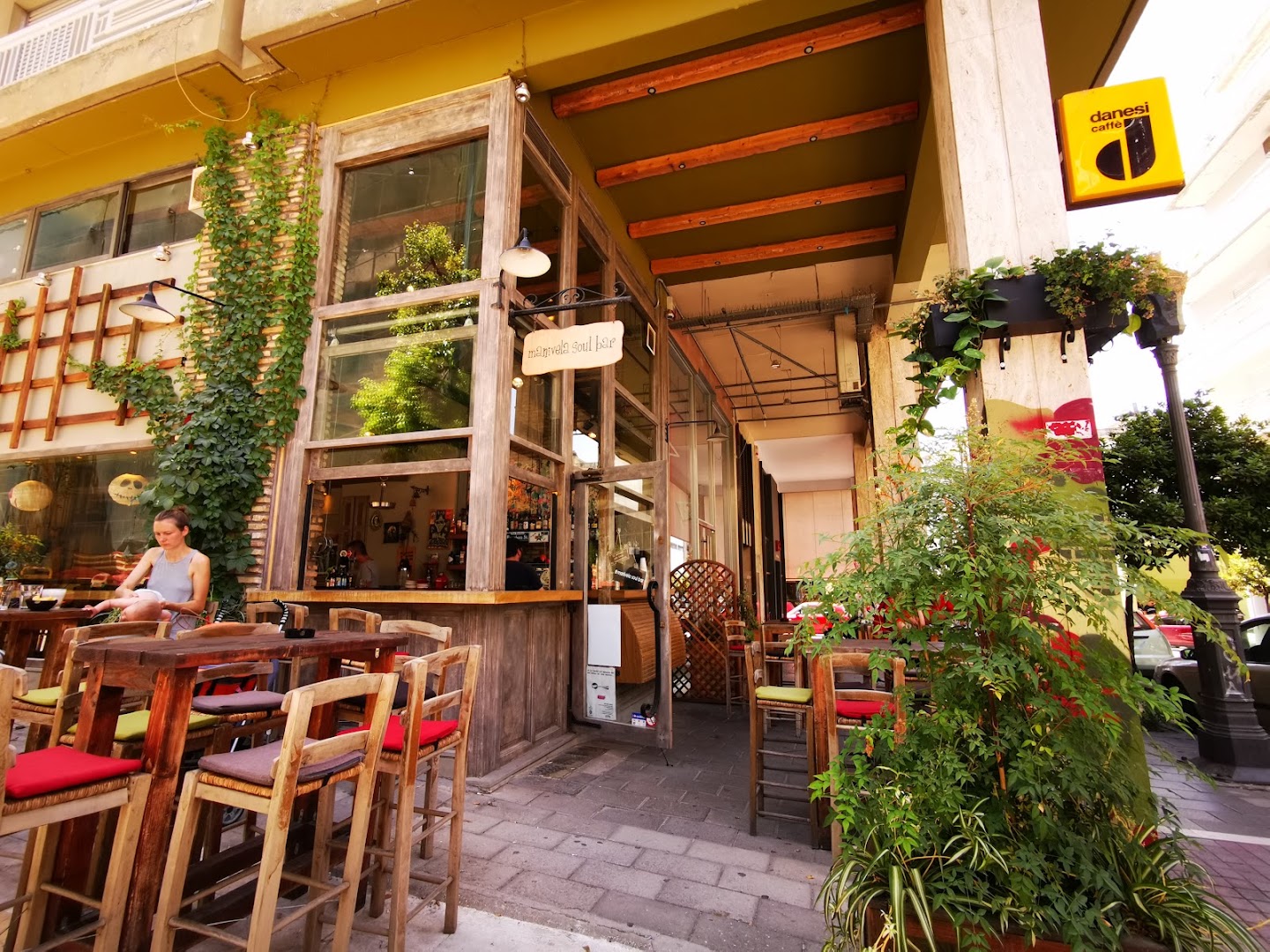 Manivela: inviting exterior view of bar