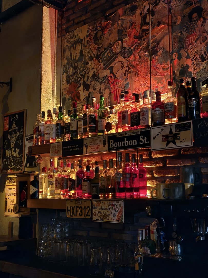 Manivela: atmospheric shot of bar interior