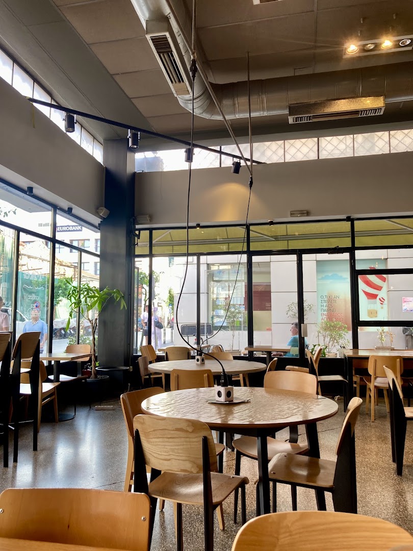 Tag Cafe: clear, inviting interior atmosphere