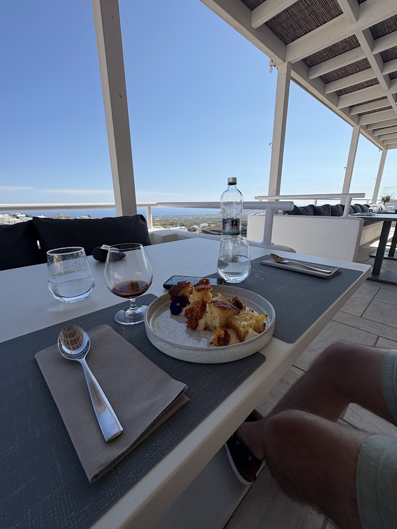 Alchemia Lounge Cuisine: appealing food and terrace view