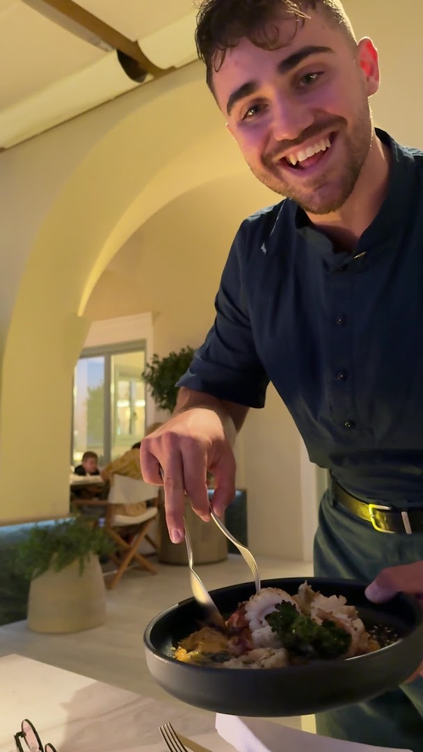 Blu: professional staff serving food