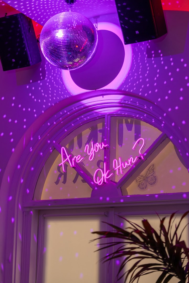 Marilyn Bar Santorini: vibrant bar atmosphere well