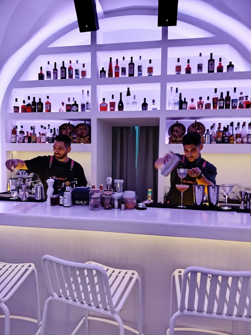 Marilyn Bar Santorini: professional shot of bar staff
