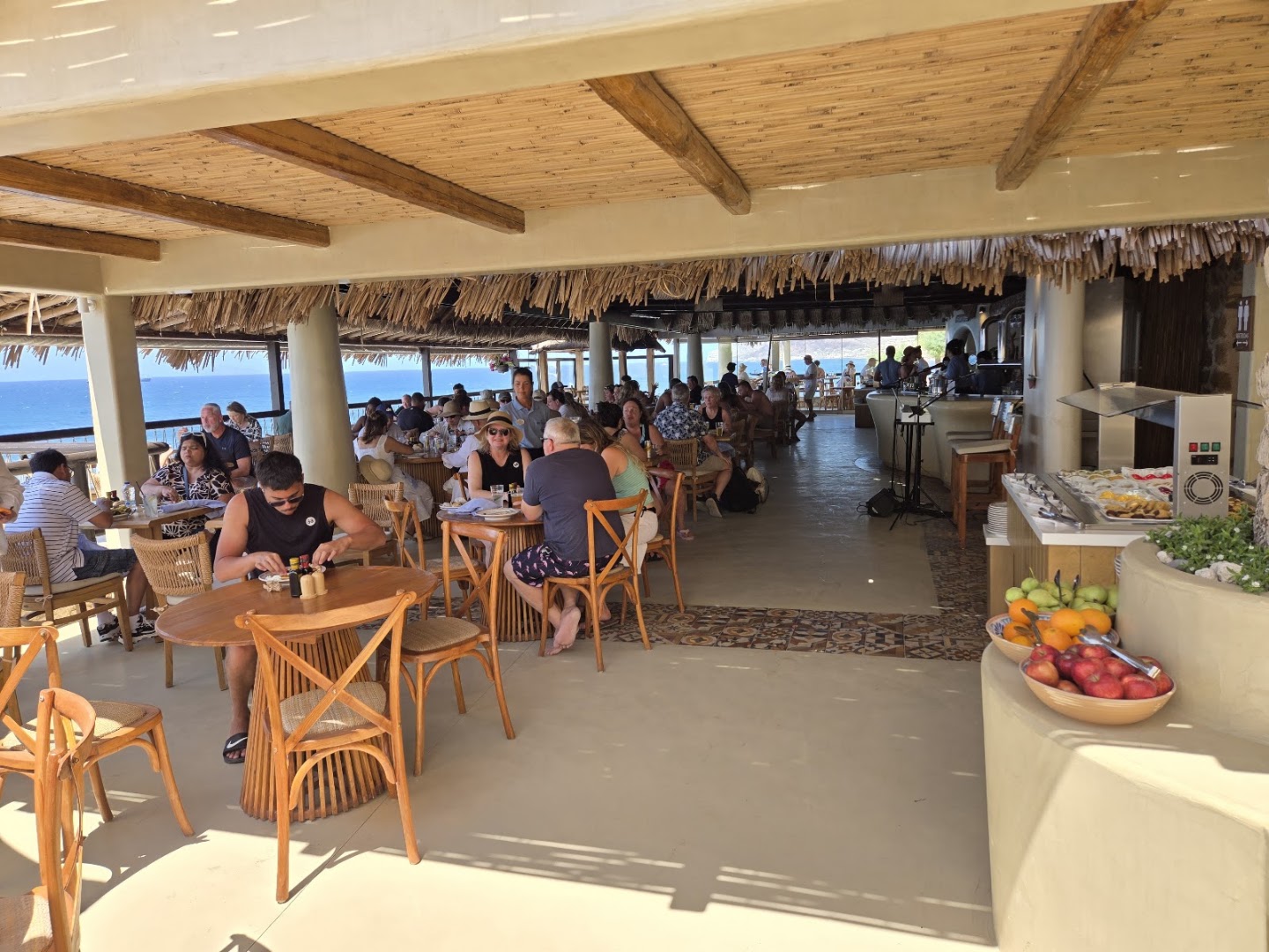 Royal Beach Club Santorini: inviting restaurant atmosphere