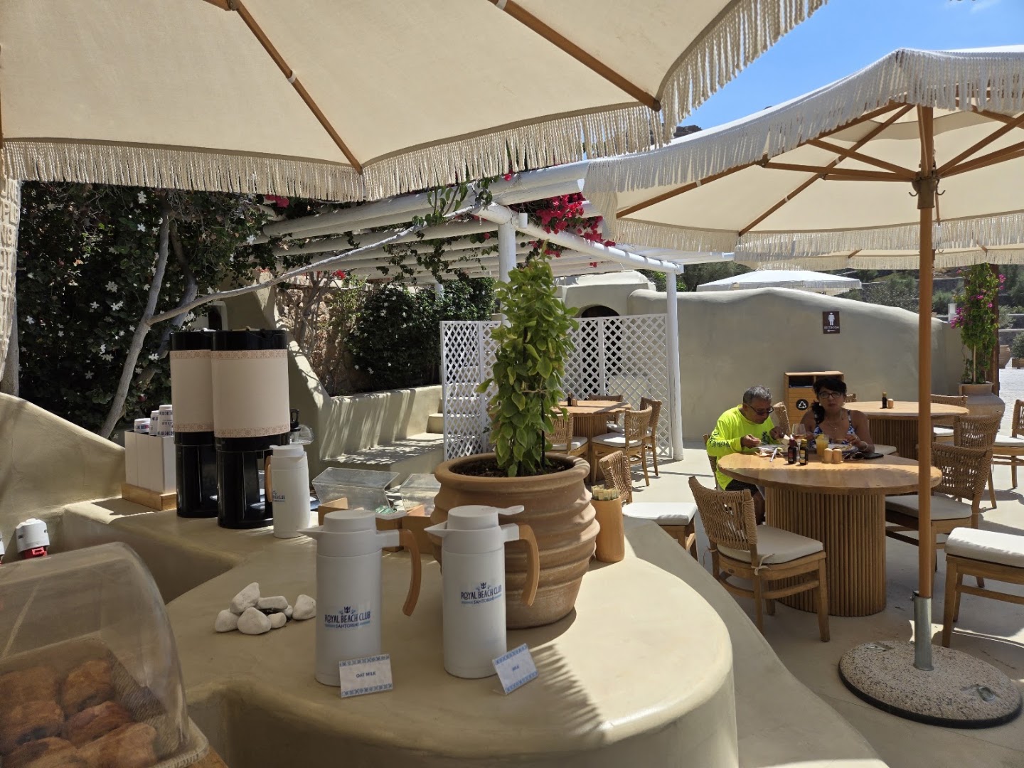 Royal Beach Club Santorini: inviting restaurant atmosphere