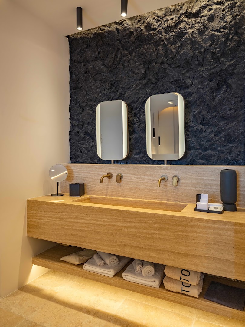 Santo Mine Oia Suites: high quality hotel room interior