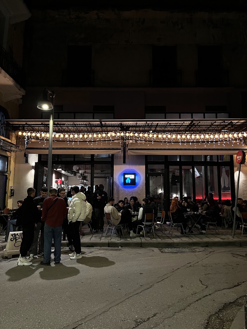 Bowie House: lively bar atmosphere well