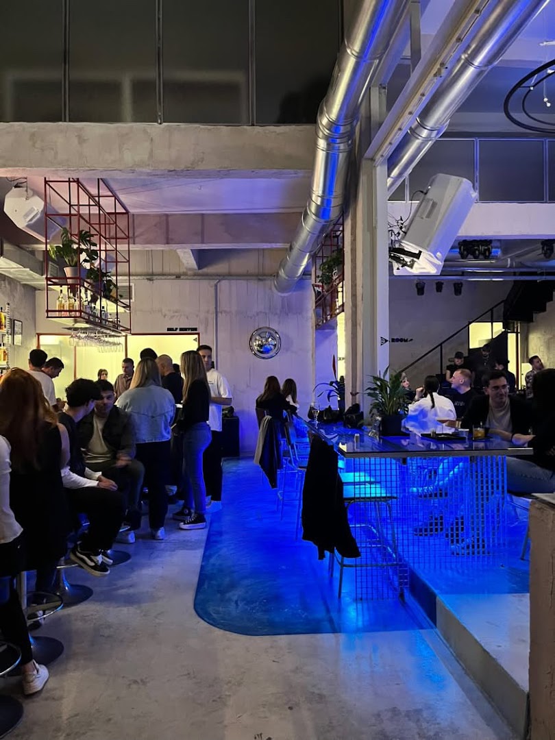 Bowie House: vibrant bar atmosphere well