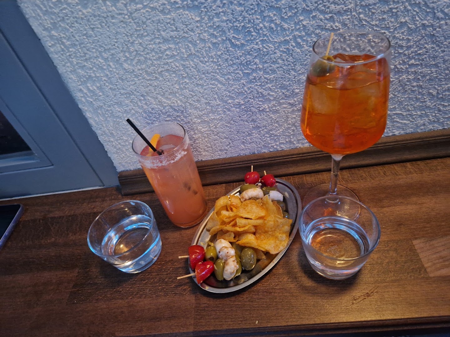 Darling Aperitivo: appetizing drinks and snacks displayed