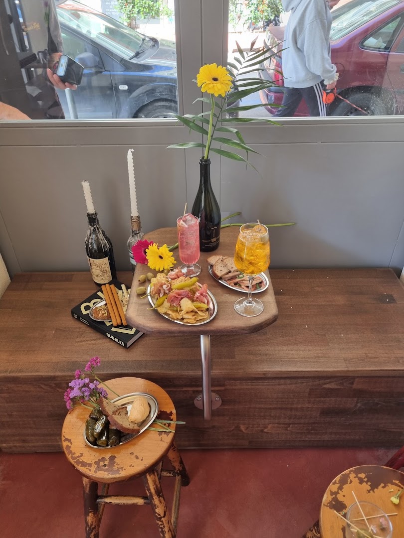 Darling Aperitivo: appetizing display of drinks and food