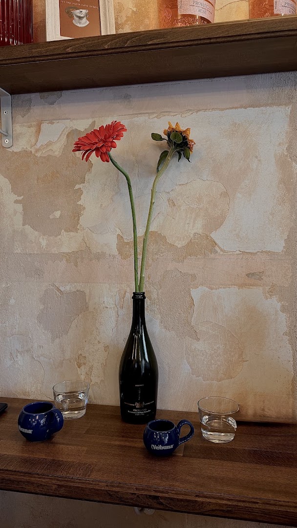Darling Aperitivo: attractive and professional interior shot