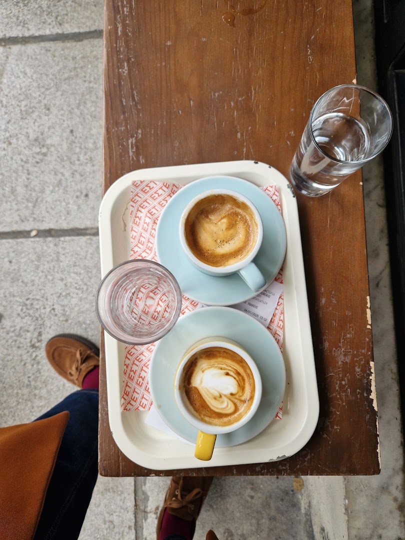 Estét: appealing top-down coffee shot