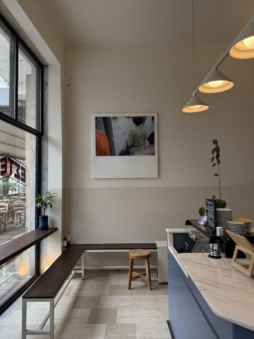 Estét: clean, professional interior atmosphere shot