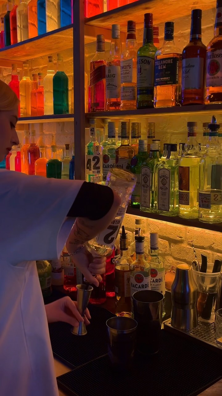 Grasshopper Toumba: professional shot of bartender working