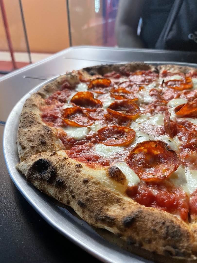 Loop Pizza: appetizing, high-quality food photo