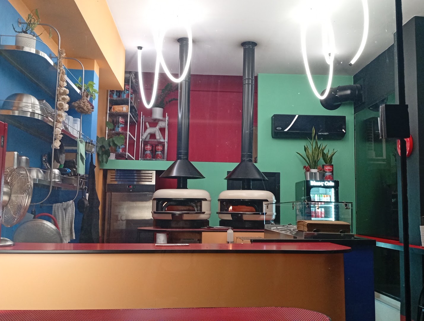 Loop Pizza: clear view of restaurant interior