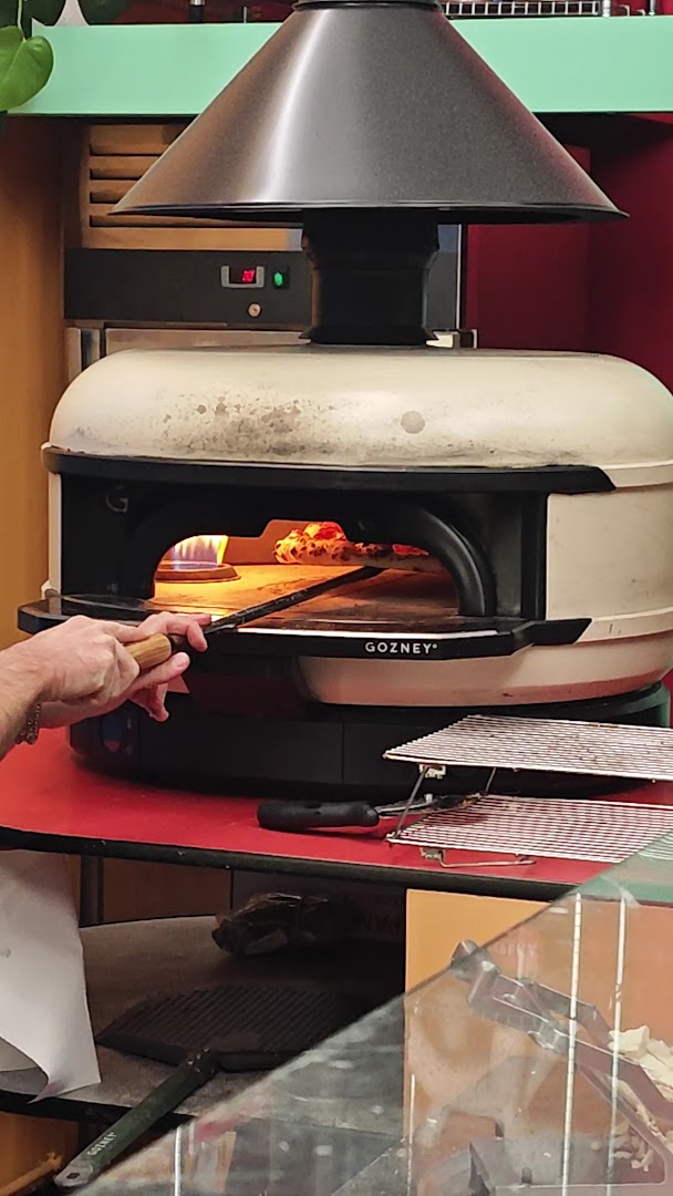 Loop Pizza: authentic pizza preparation process